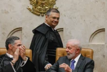 Flávio Bolsonaro questiona independência de Dino após telefonema de Lula