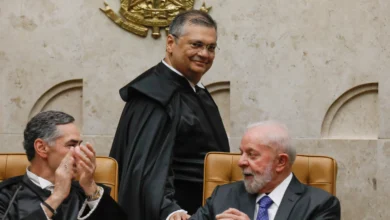 Flávio Bolsonaro questiona independência de Dino após telefonema de Lula