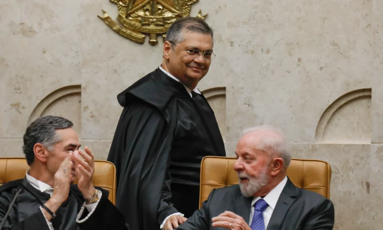 Flávio Bolsonaro questiona independência de Dino após telefonema de Lula