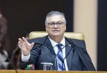 Flávio Dino anula decisão de Mendonça sobre postagens envolvendo Flávio Bolsonaro