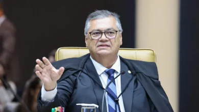 Flávio Dino anula decisão de Mendonça sobre postagens envolvendo Flávio Bolsonaro