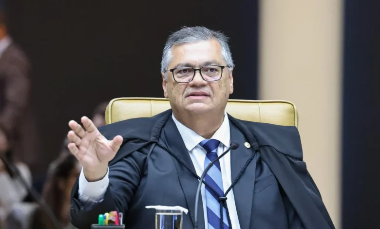Flávio Dino anula decisão de Mendonça sobre postagens envolvendo Flávio Bolsonaro