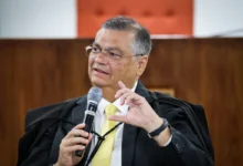 Flávio Dino reverte decisão e autoriza publicações sobre Flávio Bolsonaro e Nossa Senhora
