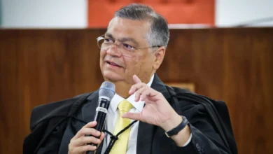 Flávio Dino reverte decisão e autoriza publicações sobre Flávio Bolsonaro e Nossa Senhora