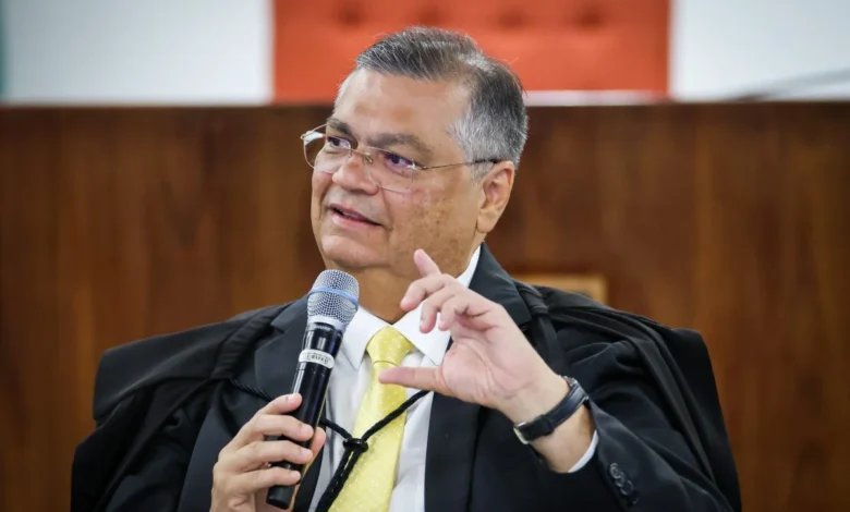 Flávio Dino reverte decisão e autoriza publicações sobre Flávio Bolsonaro e Nossa Senhora