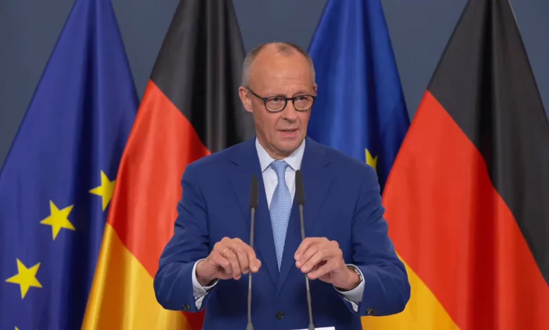 Friedrich Merz mantém cargo de chanceler após derrotas eleitorais na Alemanha