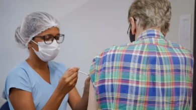 Goiás inicia distribuição de vacinas contra pneumonia para idosos com 85 anos ou mais