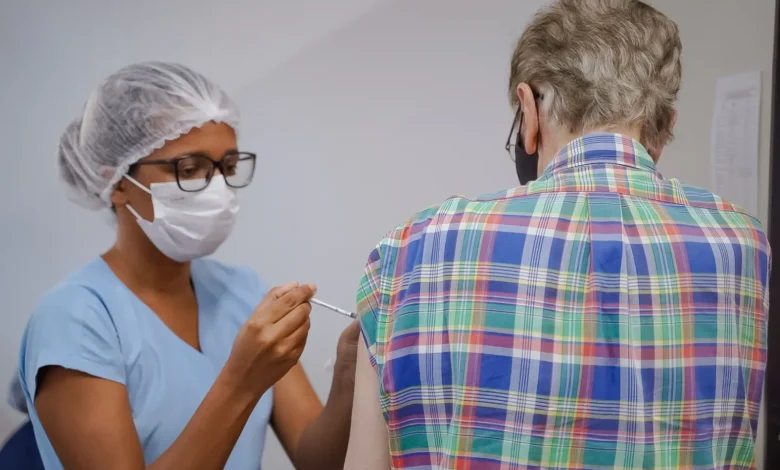 Goiás inicia distribuição de vacinas contra pneumonia para idosos com 85 anos ou mais