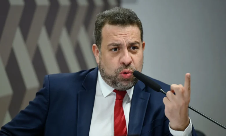 Guilherme Boulos deixa Secretaria Geral para reforçar campanha de Lula
