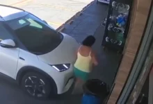 Idosa é prensada contra parede por motorista sem habilitação em Goiânia