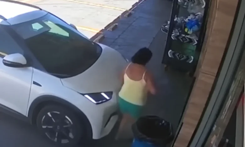 Idosa é prensada contra parede por motorista sem habilitação em Goiânia