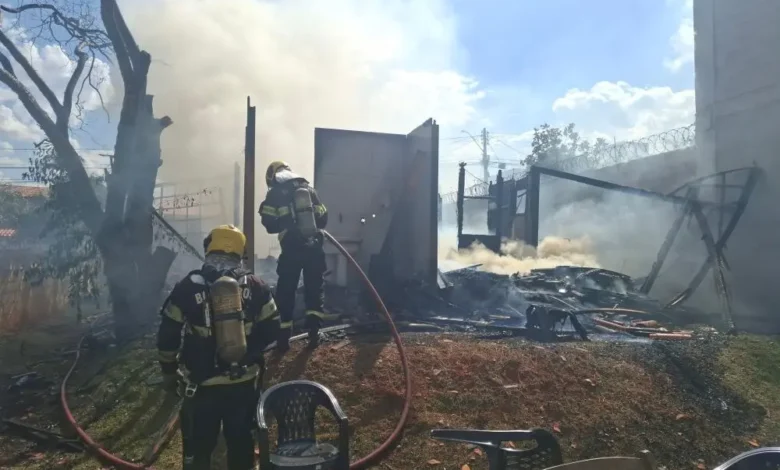 Incêndio destrói residência no Setor Jaó em Goiânia