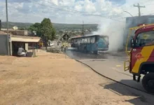 Incêndio em ônibus mobiliza bombeiros no centro de Santo Antônio do Descoberto