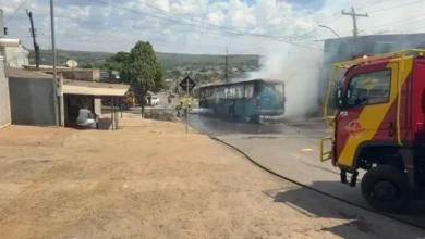 Incêndio em ônibus mobiliza bombeiros no centro de Santo Antônio do Descoberto