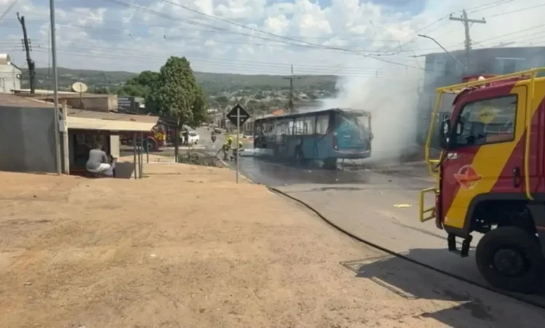 Incêndio em ônibus mobiliza bombeiros no centro de Santo Antônio do Descoberto
