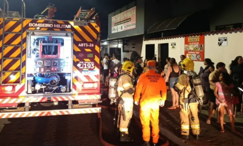Incêndio em Rio Verde termina com resgate dramático de homem em banheiro