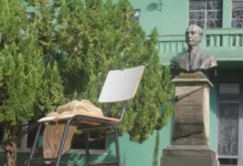 Intervenção urbana em Goiânia resgata memória do Césio-137 através de réplicas de cadeiras