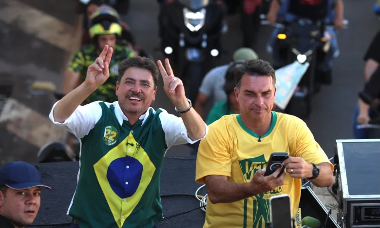 Jurídico de Flávio Bolsonaro aponta descredenciamento do TSE após decisão de Flávio Dino