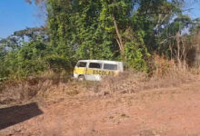 Kombi escolar colide contra árvore em Varjão após motorista sofrer mal súbito
