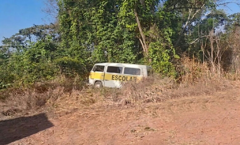 Kombi escolar colide contra árvore em Varjão após motorista sofrer mal súbito