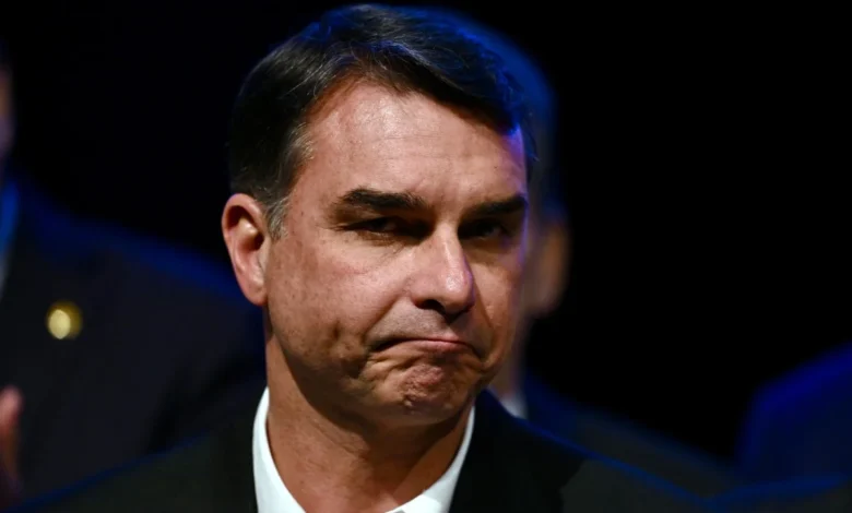 Lindbergh Farias aciona STF para reabrir investigação contra Flávio Bolsonaro