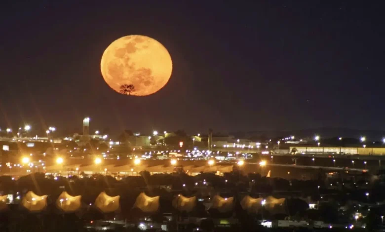 Lua da Colheita brilha sobre o céu de Goiânia e encanta observadores