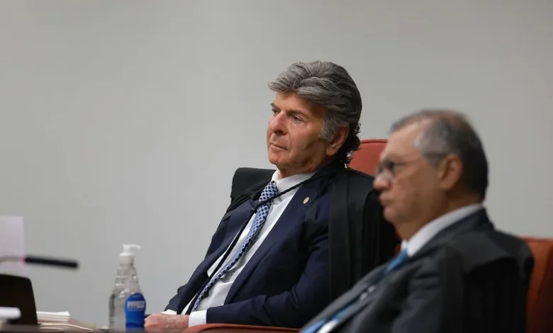 Luiz Fux suspende decisão de Flávio Dino sobre postagens envolvendo Flávio Bolsonaro