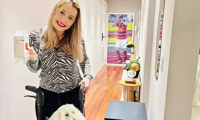 Luizi Sampaio, esposa de Júnior Viçosa, recebe medicamento para tratamento de doença rara