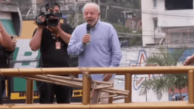 Lula critica milícias e questiona conduta de adversários em ato no Rio de Janeiro