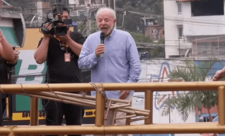 Lula critica milícias e questiona conduta de adversários em ato no Rio de Janeiro