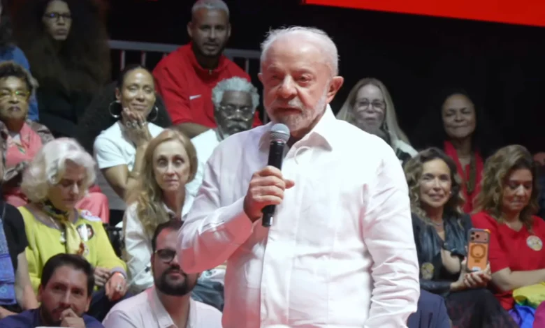 Lula critica trajetória de Flávio Bolsonaro e questiona atuação política da família