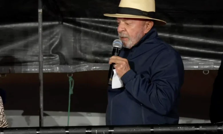 Lula defende voto feminino em candidatas de esquerda durante ato em Guarulhos