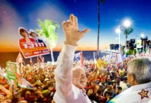 Lula reage a comentário sobre aposentadoria política com gesto em Salvador
