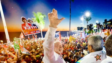Lula reage a comentário sobre aposentadoria política com gesto em Salvador