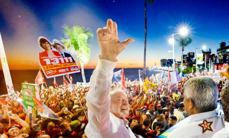 Lula reage a comentário sobre aposentadoria política com gesto em Salvador