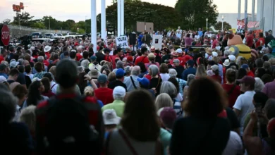Manifestantes formam corrente humana em defesa do Kennedy Center contra ameaça de demolição