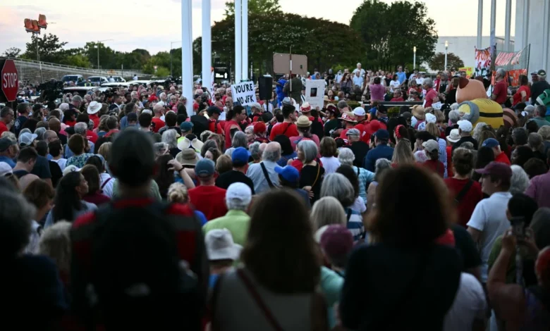 Manifestantes formam corrente humana em defesa do Kennedy Center contra ameaça de demolição