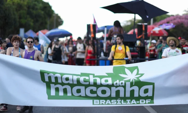 Marcha da Maconha reúne manifestantes em Brasília para defender legalização