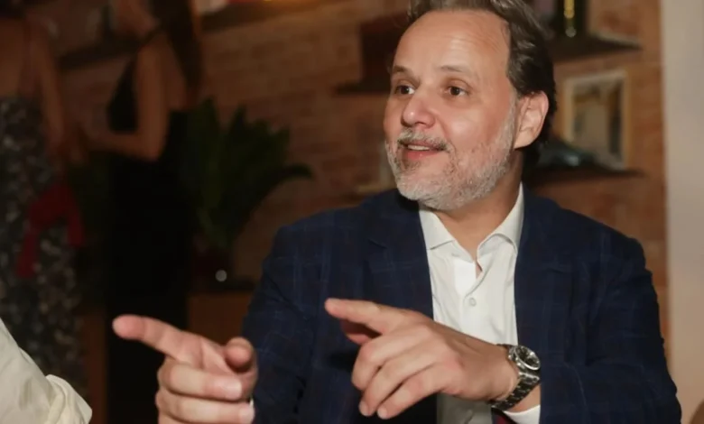 Marco Aurélio de Carvalho chama Flávio Bolsonaro de miliciano em evento com empresários na sexta