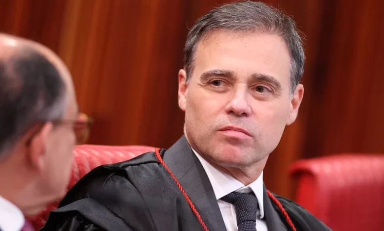 Mendonça ordena remoção de conteúdos falsos sobre Flávio Bolsonaro e Padroeira