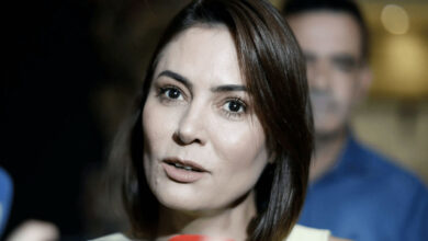 Michelle Bolsonaro contesta proibição do uso da imagem do ex-presidente em campanha