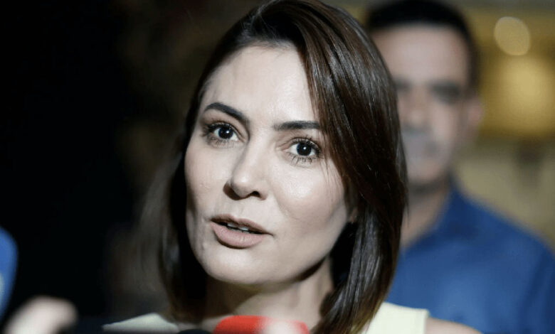 Michelle Bolsonaro contesta proibição do uso da imagem do ex-presidente em campanha
