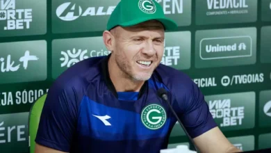 Mozart Santos comenta rótulo de rei do acesso após vitória do Goiás