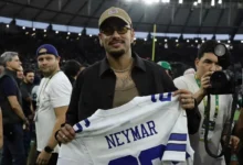 Neymar prestigia jogo da NFL no Maracanã e recebe presente do Dallas Cowboys