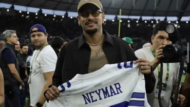 Neymar prestigia jogo da NFL no Maracanã e recebe presente do Dallas Cowboys