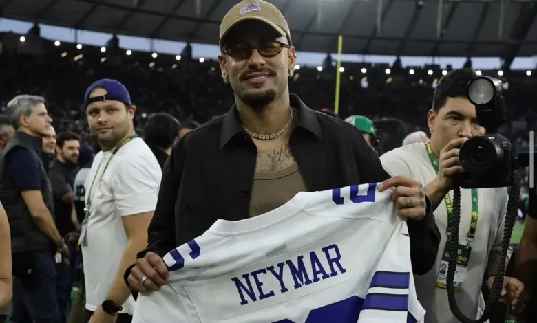Neymar prestigia jogo da NFL no Maracanã e recebe presente do Dallas Cowboys