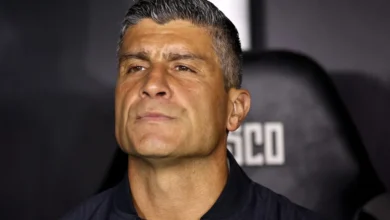Pedro Emanuel celebra goleada de 5 a 0 do Vasco sobre o Coritiba e projeta reação na temporada