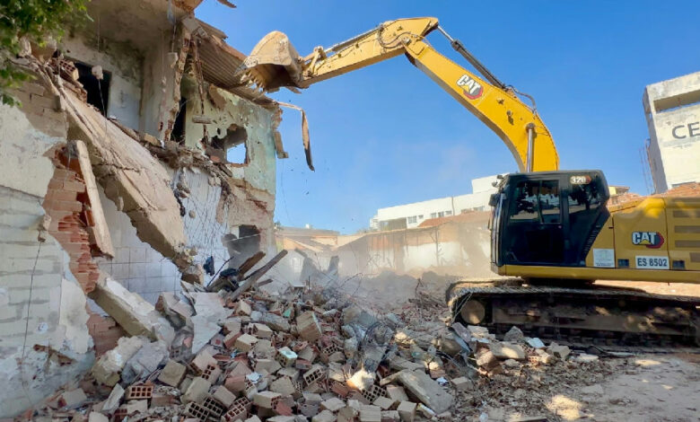 Prefeitura de Goiânia derruba imóvel abandonado no Centro para reforçar segurança