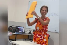 Professora usa humor para entregar notas de prova em sala de aula