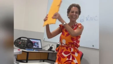 Professora usa humor para entregar notas de prova em sala de aula